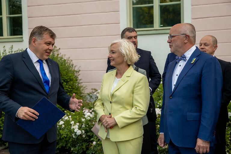 Seimo Pirmininkas Juozas Olekas kartu su Estijos ir Latvijos parlamentų pirmininkais Lauri Hussar ir Daiga Mierina dalyvauja Estijos nepriklausomybės atkūrimo 35 metų minėjimo renginiuose Taline Seimo Pirmininkas Juozas Olekas kartu su Estijos ir Latvijos parlamentų pirmininkais Lauri Hussar ir Daiga Mierina dalyvauja Estijos nepriklausomybės atkūrimo 35 metų minėjimo renginiuose Taline