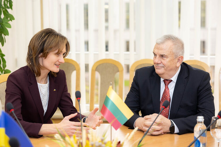 Seimo Pirmininko pavaduotoja Viktorija Čmilytė-Nielsen susitiko su laikinai Ukrainos Konstitucinio teismo pirmininko pareigas einančiu Oleksandru Petryshynu. Seimo Pirmininko pavaduotoja Viktorija Čmilytė-Nielsen susitiko su laikinai Ukrainos Konstitucinio teismo pirmininko pareigas einančiu Oleksandru Petryshynu.