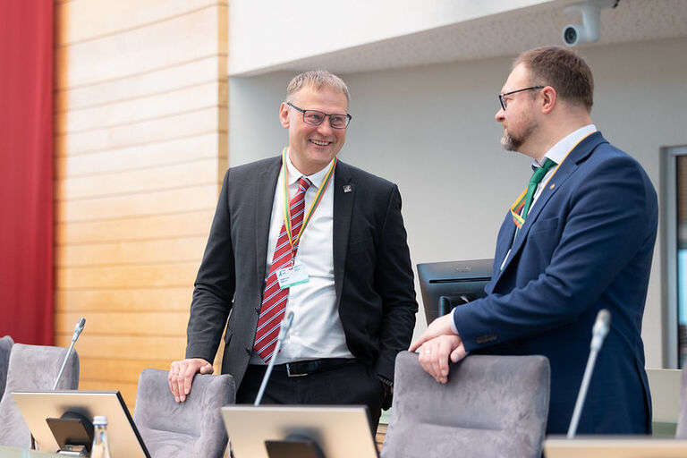VSD direktorius Remigijus Bridikis ir Antrojo operatyvinių tarnybų departamento prie Krašto apsaugos ministerijos direktoriaus pavaduotojas Julius Katinas ruošiasi kalbėti NATO PA Demokratijos ir saugumo komiteto posėdyje
Fotogr. Lina Žižliauskaitė VSD direktorius Remigijus Bridikis ir Antrojo operatyvinių tarnybų departamento prie Krašto apsaugos ministerijos direktoriaus pavaduotojas Julius Katinas ruošiasi kalbėti NATO PA Demokratijos ir saugumo komiteto posėdyje
Fotogr. Lina Žižliauskaitė