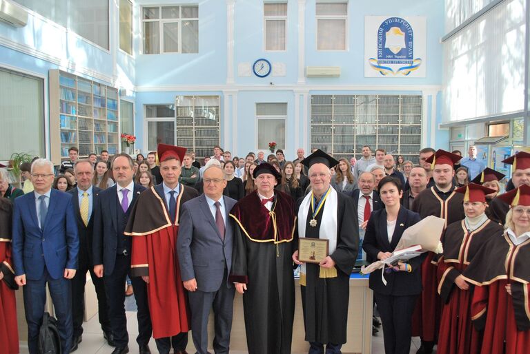 Darbo vizito Kyjive metu Seimo Pirmininkui Juozui Olekui iškilmingai suteiktas Ukrainos nacionalinės mokslų akademijos Kyjivo teisės universiteto garbės daktaro laipsnis. Ukrainos Mokslų akademijos Kyjivo teisės universiteto nuotr.