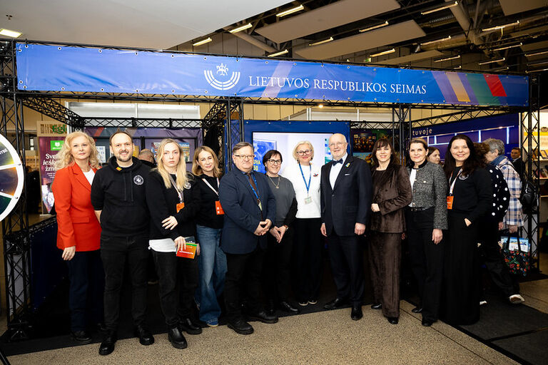 Seimo Pirmininkas Juozas Olekas Knygų mugėje aplankė Seimo stendą