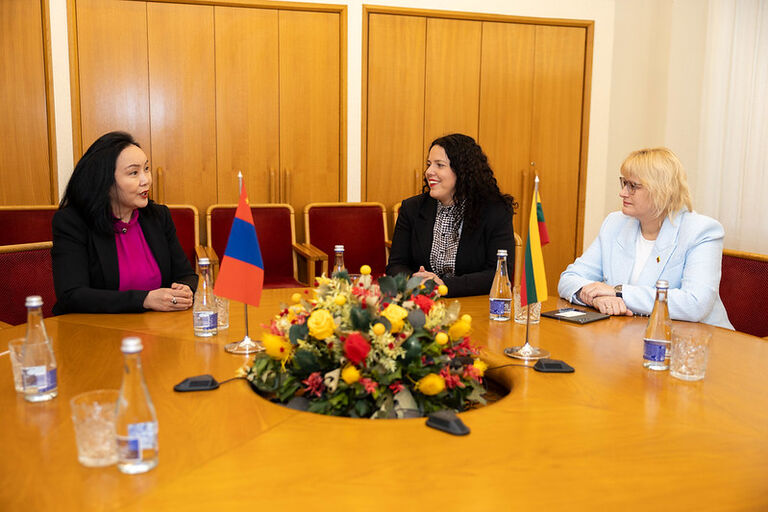 Laikinosios moterų grupės pirmininko pavaduotojos Modestos Petrauskaitės ir grupės narės Romos Janušonienės susitikimas su naujai paskirtąja Mongolijos ambasadore Lietuvos Respublikai Ojundari Navan-Junden.
