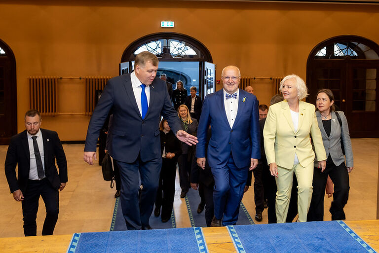Baltijos šalių parlamentų vadovai Daiga Mierina, Lauri Hussar ir Juozas Olekas Taline aptarė bendrus prioritetus, pagalbą Ukrainai, saugumo ir gynybos klausimus, Lietuvos pasirengimą pirmininkauti Europos Sąjungos Tarybai. Baltijos šalių parlamentų vadovai Daiga Mierina, Lauri Hussar ir Juozas Olekas Taline aptarė bendrus prioritetus, pagalbą Ukrainai, saugumo ir gynybos klausimus, Lietuvos pasirengimą pirmininkauti Europos Sąjungos Tarybai.