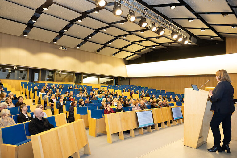 Forumas „Galimybių durys gyventi kitaip“ apie kompleksines paslaugas, pažeidžiamus asmenis, kurie patiria laikinas krizes ir socialinį projektą „Gerumo rankos namai“ Forumas „Galimybių durys gyventi kitaip“ apie kompleksines paslaugas, pažeidžiamus asmenis, kurie patiria laikinas krizes ir socialinį projektą „Gerumo rankos namai“