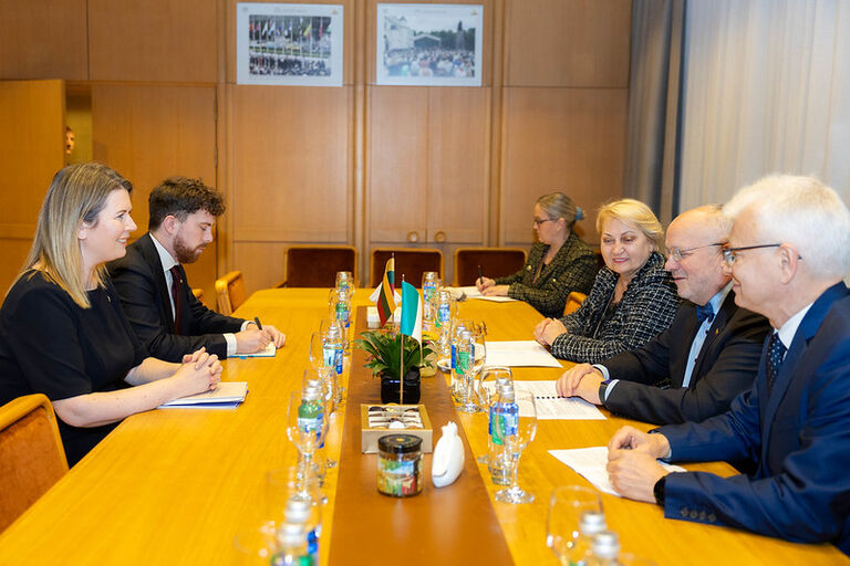 Seimo Pirmininkas Juozas Olekas ir ERK pirmininkė Rasa Budbergytė susitiko su Airijos ambasadore Lietuvos Respublikoje Seadhna McHugh Seimo Pirmininkas Juozas Olekas ir ERK pirmininkė Rasa Budbergytė susitiko su Airijos ambasadore Lietuvos Respublikoje Seadhna McHugh