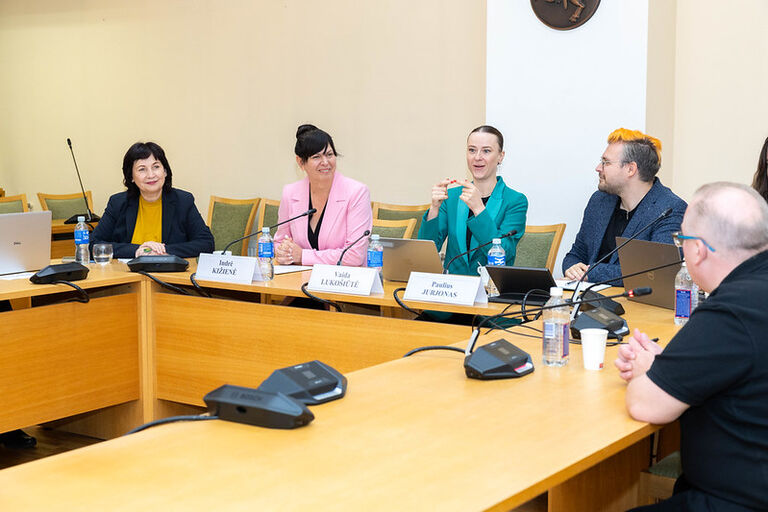 Diskusija „Kurčiųjų žmogaus teisės: nuo įstatymo iki praktikos“. Diskusija „Kurčiųjų žmogaus teisės: nuo įstatymo iki praktikos“.