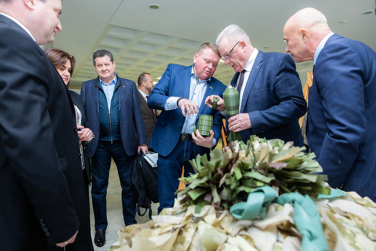 Seimo kancleris Algirdas Stončaitis Lietuvoje viešintiems Ukrainos Centrinės žvalgybos valdybos atstovams demonstruoja mūsų šalies savanorių gaminamą gynybinę produkciją Ukrainos kariams