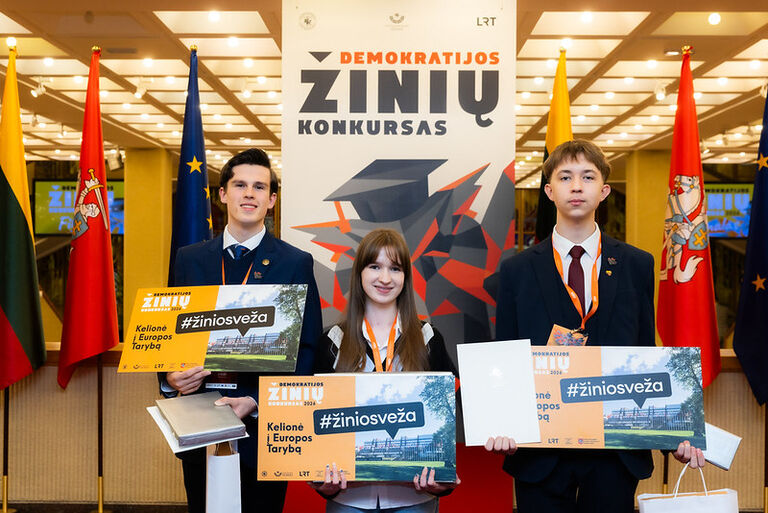 Penktojo Demokratijos žinių konkurso nugalėtoja tapo Šilutės r. Žemaičių Naumiesčio gimnazijos gimnazistė Martyna Daukšaitė. Antrąją vietą užėmė Kauno r. Akademijos Ugnės Karvelis gimnazijos gimnazistas Dominykas Docius, trečiąją – Lietuvos sveikatos mokslų universiteto gimnazijos moksleivis Aistis Domeika.