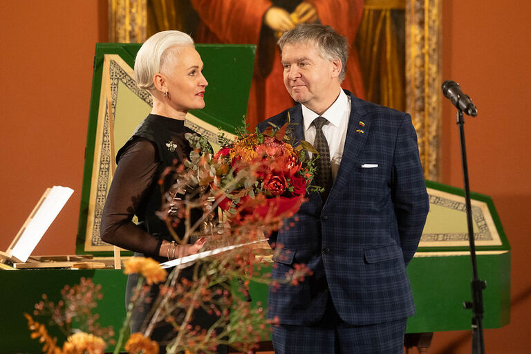 Lituanistikos tradicijų ir paveldo įprasminimo komisijos pirmininkas dr. Valdas Rakutis Valdovų rūmuose vykusiame Kalbos vakare Vroclavo universiteto Lietuvių kalbos ir kultūros studijų centro vadovei dr. Tatjanai Vologdinai įteikė 2025 metų Felicijos Bortkevičienės kalbos premiją Lituanistikos tradicijų ir paveldo įprasminimo komisijos pirmininkas dr. Valdas Rakutis Valdovų rūmuose vykusiame Kalbos vakare Vroclavo universiteto Lietuvių kalbos ir kultūros studijų centro vadovei dr. Tatjanai Vologdinai įteikė 2025 metų Felicijos Bortkevičienės kalbos premiją