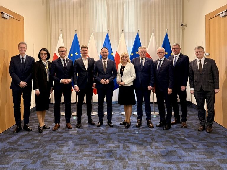 Seimo Valstybės valdymo savivaldybių komiteto delegacija vizito Lenkijoje metu susitiko su Vidaus reikalų ir valdymo  ministerijos atstovais. Seimo kanceliarijos nuotr.