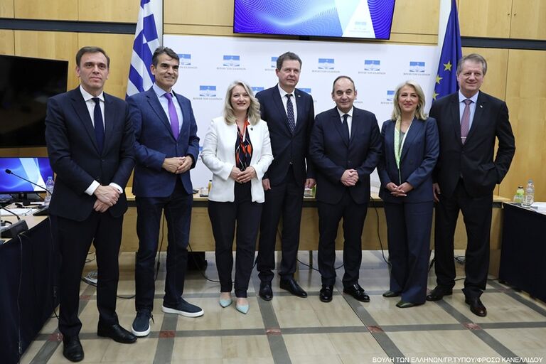Tarpparlamentinių ryšių su Graikijos Respublika grupės narių delegacija susitiko su Graikijos Parlamento pirmuoju  vicepirmininku, Nuolatinio Europos reikalų komiteto pirmininku Ioannis Plakiotakis ir šio komiteto nariais. Graikijos parlamento nuotr.