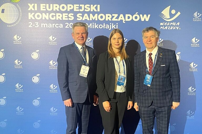 VVSK delegacija – komiteto pirmininkas J. Narkevič, komiteto nariai V. Turauskaitė ir V. Rakutis – dalyvauja Europos vietos savivaldos kongrese „Vietos savivalda neapibrėžtumo laikais – vietos atsakas į globalius iššūkius“. VVSK biuro nuotr.