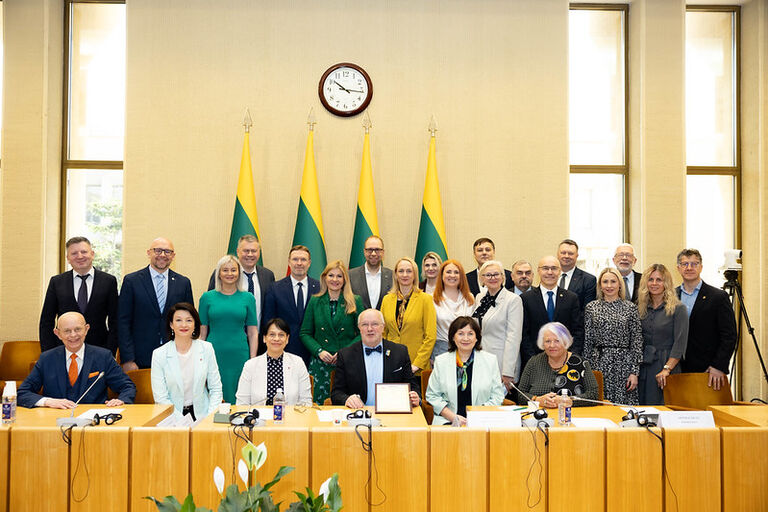 Bendras Socialinių reikalų ir darbo komiteto bei Lietuvos Respublikos Seimo ir Pasaulio lietuvių bendruomenės komisijos posėdis. Bendras Socialinių reikalų ir darbo komiteto bei Lietuvos Respublikos Seimo ir Pasaulio lietuvių bendruomenės komisijos posėdis.