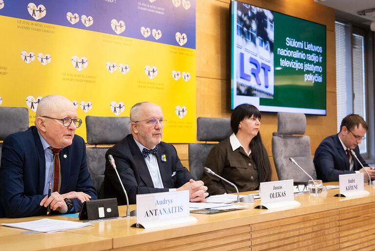 Seimo Pirmininkas Juozas Olekas dalyvavo spaudos konferencijoje, skirtoje darbo grupės dėl Lietuvos nacionalinio radijo ir televizijos išvadoms ir parengtiems projektams aptarti Seimo Pirmininkas Juozas Olekas dalyvavo spaudos konferencijoje, skirtoje darbo grupės dėl Lietuvos nacionalinio radijo ir televizijos išvadoms ir parengtiems projektams aptarti