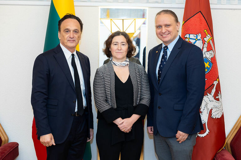 Seimo ŽTK pirmininko Lauryno Šedvydžio susitikimas su Prancūzijos specialiuoju pasiuntiniu LGBT+ klausimais ambasadoriumi Jean-Marc Berthon ir Prancūzijos ambasadore Lietuvoje Lucie Stepanyan Seimo ŽTK pirmininko Lauryno Šedvydžio susitikimas su Prancūzijos specialiuoju pasiuntiniu LGBT+ klausimais ambasadoriumi Jean-Marc Berthon ir Prancūzijos ambasadore Lietuvoje Lucie Stepanyan