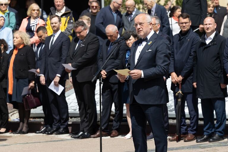 Seimo Pirmininko Juozo Oleko kalba Valstybės vėliavos pakėlimo ceremonijoje Nepriklausomybės aikštėje Seimo Pirmininko Juozo Oleko kalba Valstybės vėliavos pakėlimo ceremonijoje Nepriklausomybės aikštėje