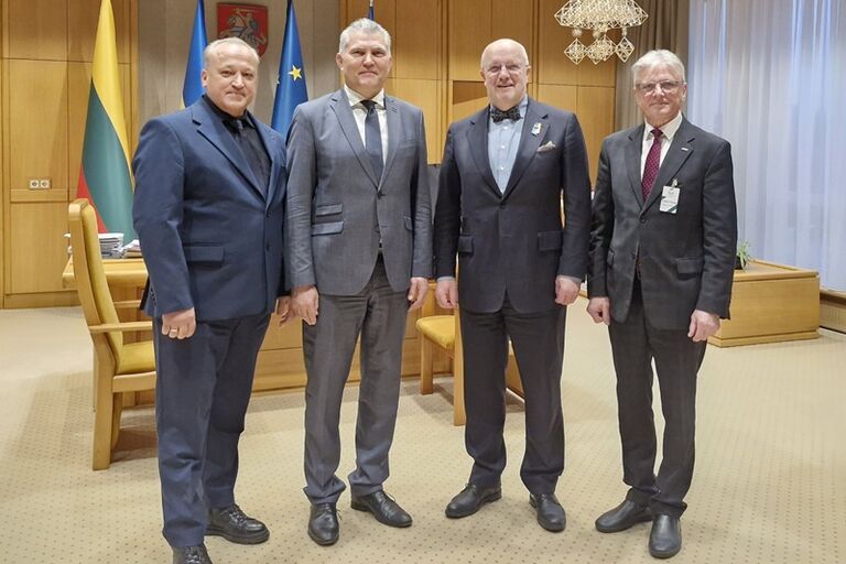 Seimo Pirmininkas Juozas Olekas su „Linavos“ atstovais aptarė vežėjų patiriamus nuostolius ir galimas tarptautines priemones. Gitanos Letukienės nuotr.