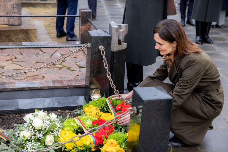Gėlių padėjimo ir vasario 16-osios Nepriklausomybės Akto Signatarų pagerbimo ceremonija Rasų kapinėse.