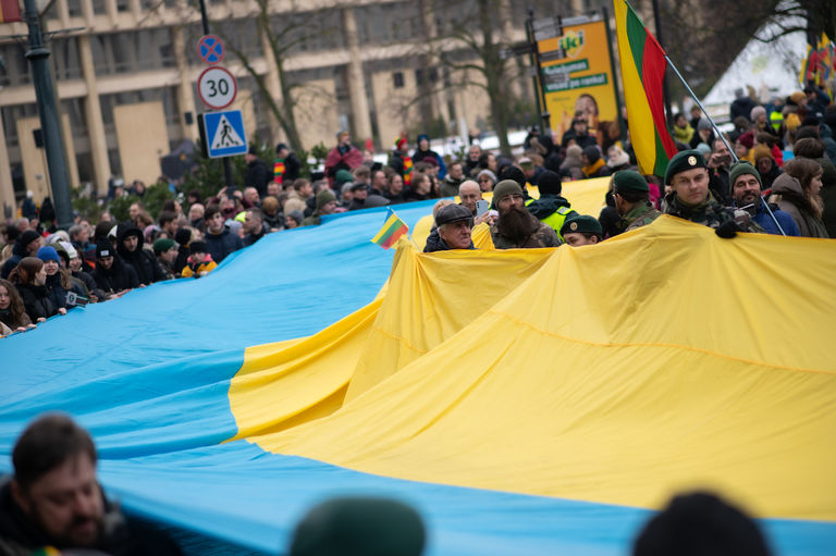Eitynės „Nepriklausomybės atkūrimo kelias“ Gedimino prospektu su Lietuvos ir Ukrainos vėliavų juostomis.