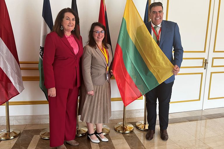 Seimo delegacijos Tarpparlamentinėje Sąjungoje pirmininkė Guoda Burokienė susitiko su Australijos Atstovų Rūmų Pirmininku Miltonu Dicku ir senatore, Draugystės su Baltijos šalimis grupės kopirmininke Deborah O’Neil. Seimo kanceliarijos nuotrauka