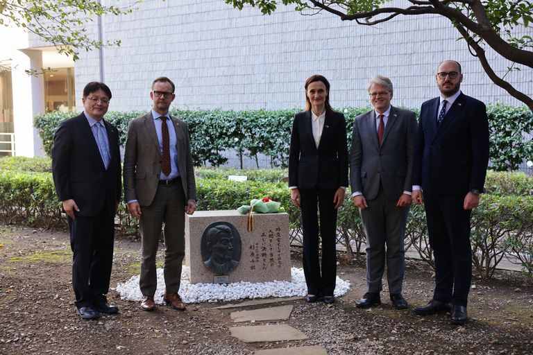 Seimo Pirmininkės Viktorijos Čmilytės-Nielsen   vizitas Japonijoje. Gėlių padėjimo ceremonija prie Japonijos diplomato Čijunės Sugiharos atminimo akmens.