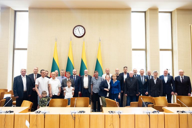 Seimo Pirmininkas dalyvauja Vadovybės apsaugos tarnybos Garbės medalio įteikimo  Aukščiausiosios Tarybos Apsaugos skyriaus pareigūnams ceremonijoje.