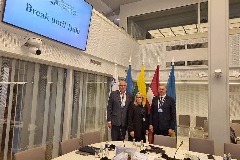 Seimo nariai Ligita Girskienė, Romualdas Vaitkus ir Juozas Varžgalys dalyvavo bendrame Baltijos Asamblėjos Gamtos išteklių ir aplinkosaugos komiteto ir Ekonomikos, energetikos ir inovacijų komiteto posėdyje. Seimo kanceliarijos Tarptautinių ryšių skyriaus nuotrauka