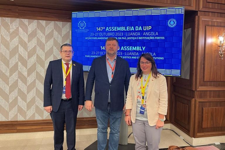 Seimo delegacijos Tarpparlamentinėje Sąjungoje pirmininkė Guoda Burokienė su Ukrainos Aukščiausiosios Rados Pirmininko pavaduotoju ir delegacijos Tarpparlamentinėje Sąjungoje pirmininku Aleksandru Korniyenko ir Ukrainos Aukščiausiosios Rados Užsienio politikos ir tarpparlamentinio bendradarbiavimo komiteto pirmininku Aleksandru Merežko. Seimo kanceliarijos nuotrauka

