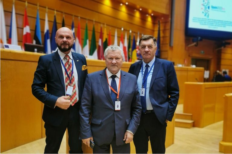 Seimo Ekonomikos komiteto pirmininkas Kazys Starkevičius, Europos reikalų komiteto pirmininko pavaduotojas Arminas Lydeka ir Biudžeto ir finansų komiteto pirmininko pavaduotojas Algirdas Butkevičius dalyvauja Europos Sąjungos (ES) tarpparlamentinėje Stabilumo, ekonomikos koordinavimo ir valdysenos konferencijoje Madride. Seimo kanceliarijos Europos reikalų komiteto biuro nuotr.