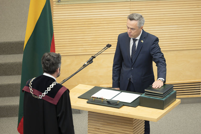 Seimo pavasario sesija. 
Prisiekė Seimo narys Vilius Semeška.