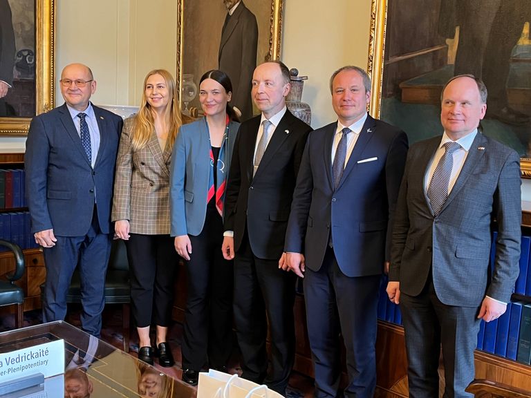 Seimo Tarpparlamentinių ryšių su Šiaurės Europos šalimis grupės nariai vizito Suomijoje metu susitiko su Suomijos Eduskuntos Pirmininku Jusiu Hala-ahu (Jussi Halla-aha). Seimo kanceliarijos nuotrauka