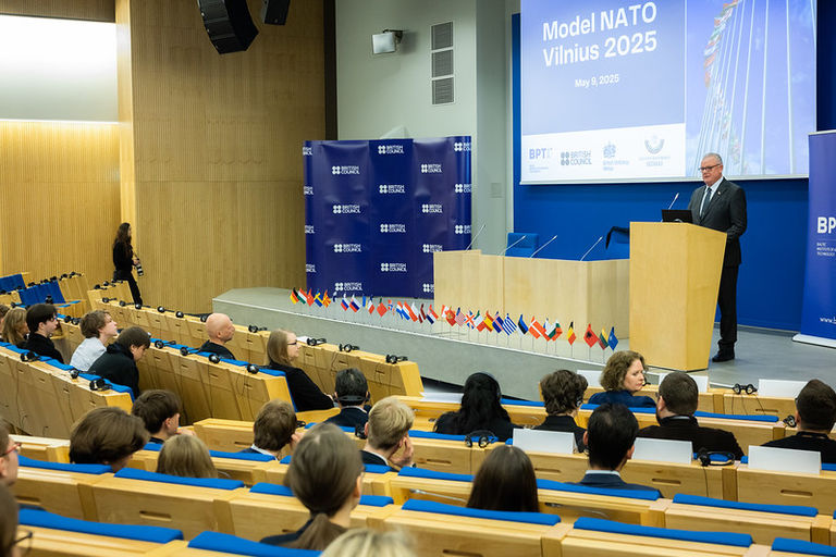Tarptautinio renginio „Model NATO Vilnius 2025“ dalyvius pasveikino Seimo kancleris Algirdas Stončaitis