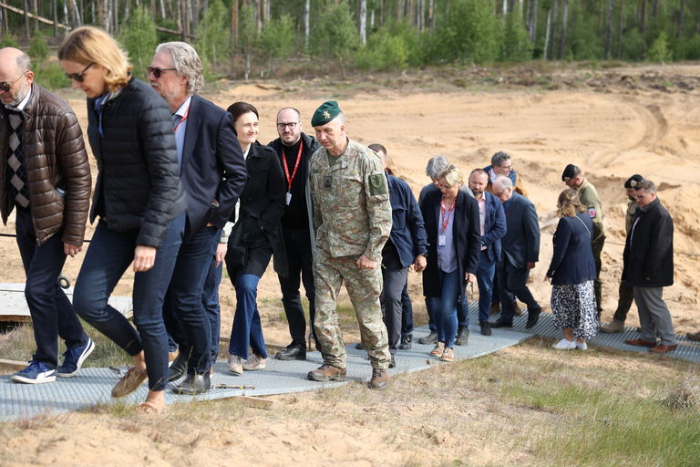 	NATO priešakinių pajėgų bataliono kovinės grupės kompleksinių šaudymo pratybų pristatytmas