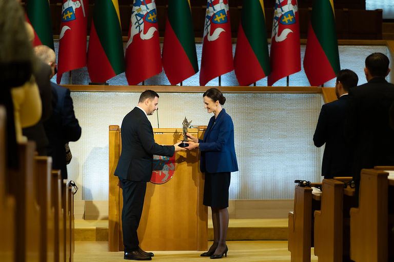 Seimo Pirmininkė Viktorija Čmilytė-Nielsen įteikė Ukrainos Prezidentui Volodymyrui Zelenskiui skirtą 2022 m. Laisvės premiją. Ją priėmė Ukrainos ambasadorius Lietuvoje Petro Bešta.
