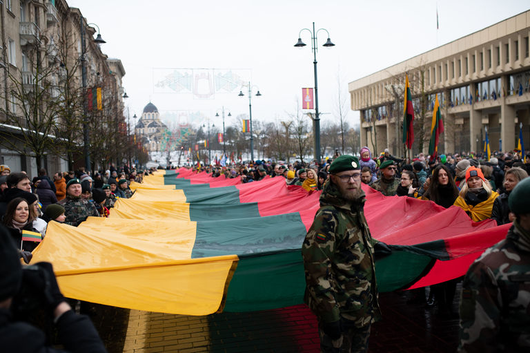 Eitynės „Nepriklausomybės atkūrimo kelias“ Gedimino prospektu su Lietuvos ir Ukrainos vėliavų juostomis.