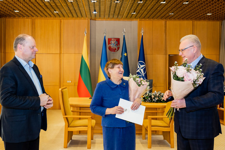 Seimo Pirmininko Sauliaus Skvernelio padėkos įteikimas Parlamentarizmo istorinės atminties skyriaus vedėjai Angonitai Rupšytei.