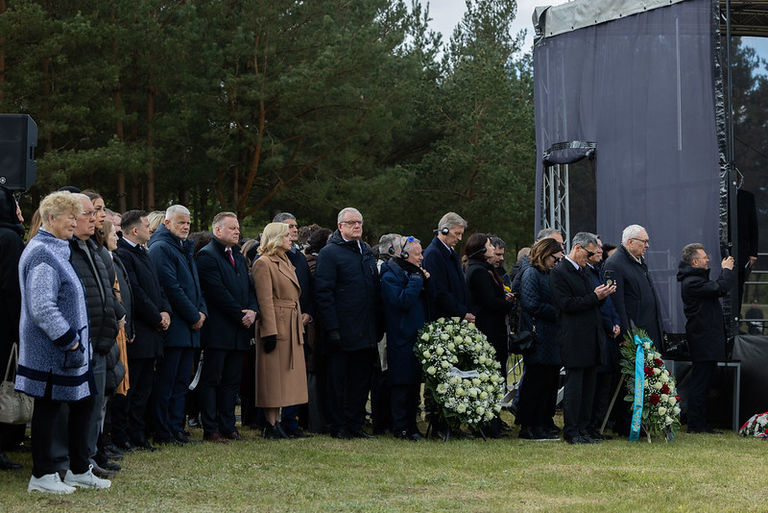 Antrojo pasaulinio karo pabaigos Europoje 80-ųjų metinių minėjimas ir totalitarinių rėžimo aukų pagerbimo ceremonija Macikuose