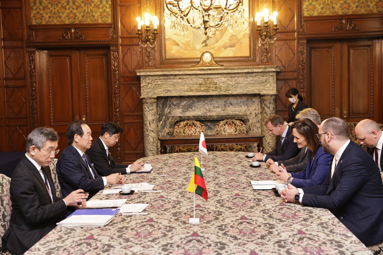 Seimo Pirmininkė Viktorija Čmilytė-Nielsen Tokijuje susitiko su Japonijos parlamento Žemesniųjų (Atstovų) Rūmų Pirmininku Fukuširu Nukaga.