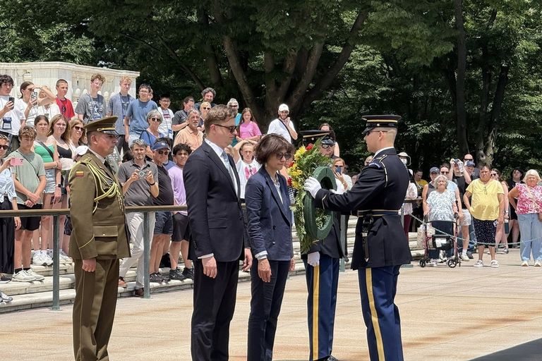 NSGK pirmininkas Giedrimas Jeglinskas ir Lietuvos ambasadorė Audra Plepytė vainiko padėjimo ceremonijoje JAV nacionalinėse Arlingtono kapinėse. 2025-06-10 Fotogr. Rūta Beinoriūtė