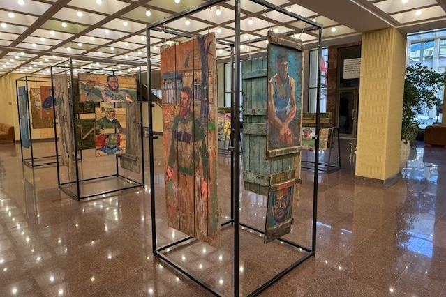 Paroda „Barkodas ant laiko durų. 2014–2024“ – tapyba ant karo artefaktų karo lauke