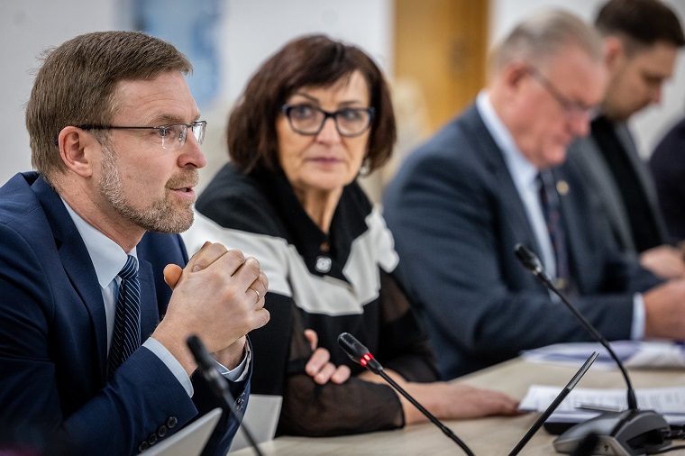 Demokratų frakcijos „Vardan Lietuvos“ pranešimas: valdantiesiems „viskas gerai ir gerėja“, o žmonės paliekami vieni su savo problemomis