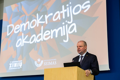 TV apžvalgoje „Seimo savaitė“: galutiniai sprendimai dėl ribojamųjų priemonių Rusijai ir Baltarusijai, ir Seimo kanceliarijos surengta Demokratijos akademija šalies mokytojams