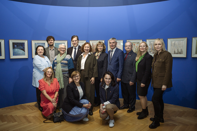 Čiulionis į vidų 1.png