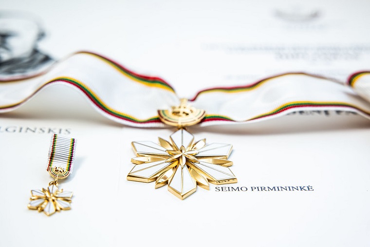 Seimo apdovanojimą – Aleksandro Stulginskio žvaigždę – siūloma skirti ilgametei Seimo narei, buvusiai Seimo Pirmininkei I. Degutienei ir demokratijos gynėjai, disidentei vienuolei F. N. Sadūnaitei