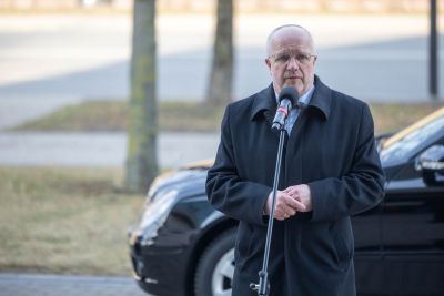 Seimas perduoda humanitarinę paramą Ukrainai: išsiųsti automobiliai ir gyvybiškai svarbi įranga