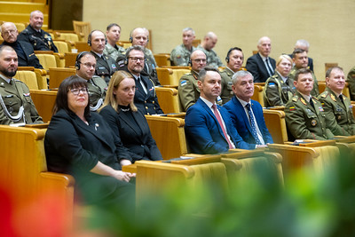 TV apžvalgoje „Seimo savaitė“: valstybinės kalbos įstatymo įgyvendinimas, 35-osios Krašto apsaugos savanorių pajėgų įkūrimo metinės ir Seimo kanceliarijos dalyvavimas studijų parodoje