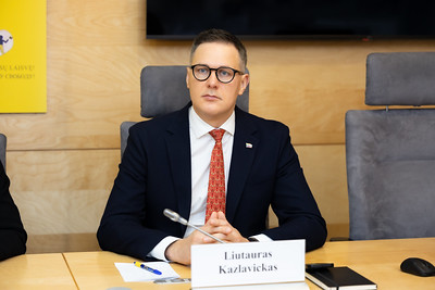 Seimo nario L. Kazlavicko pranešimas: savivaldybėms siūloma inicijuoti pokyčius, kad rusakalbėse mokyklose būtų sudaryta galimybė ugdymą organizuoti valstybine kalba su galimybe mokytis tautinės mažumos kalbos