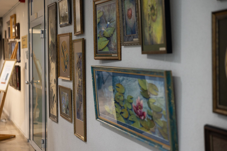 Gailos Akelienės ir jos mokinių darbų paroda „Bambuko sodai Kulautuvoje“ (II r., prie kavinės)