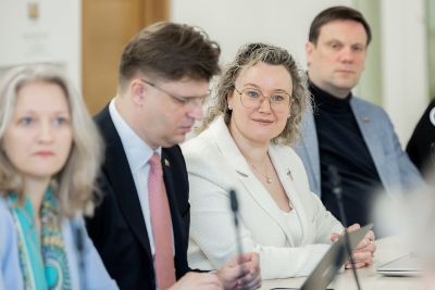 Seimo Demokratų frakcijos „Vardan Lietuvos“ pranešimas: „Ką vasarą veikia mokinio padėjėjai? Nuo siūlymo valyti ar dažyti mokyklą iki atleidimo iš darbo mokslo metams pasibaigus“