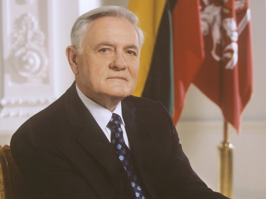 1_Adamkaus_biblioteka_Adamkus2_c_h_ed_800px_.jpg